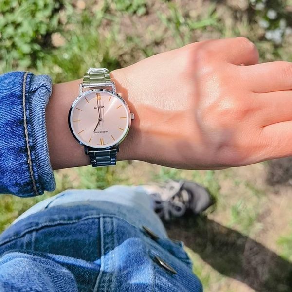 Женские часы CASIO LTP-VT01D-4B серебристые с розовым циферблатом LTP-VT01D-4B фото