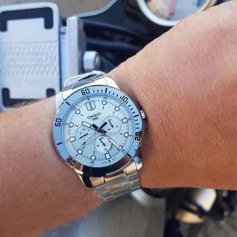 Мужские часы CASIO MTP-VD300D-7E массивный серебристый с хронографом серебристый циферблат WR 50 MTP-VD300D-7E фото