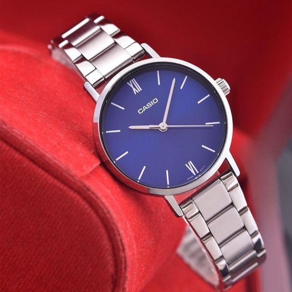 Женские часы CASIO LTP-VT02D-2A серебристые с синим циферблатом 113882369 фото