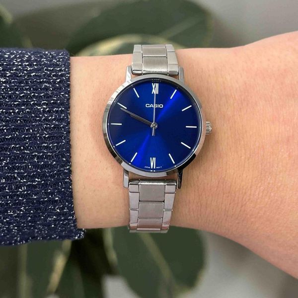 Женские часы CASIO LTP-VT02D-2A серебристые с синим циферблатом 113882369 фото