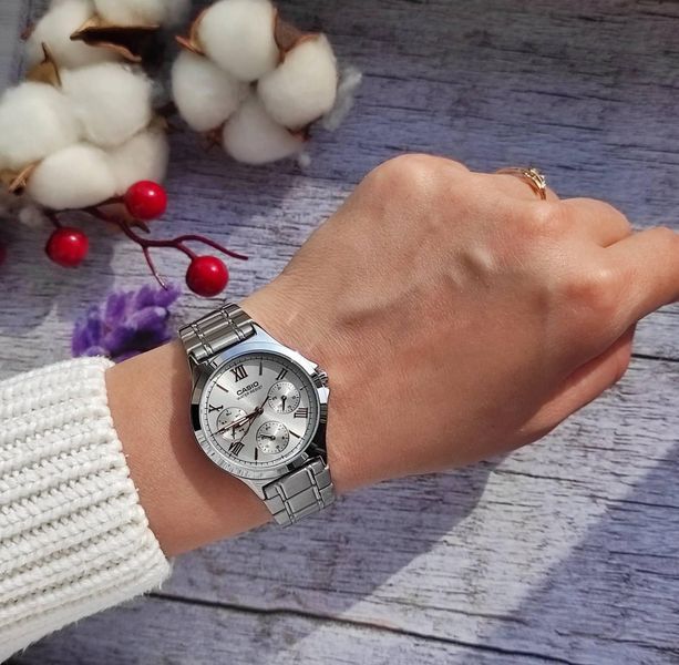 Женские часы CASIO LTP-V300D-7A2 с хронографом и серебристым циферблатом 113882502 фото