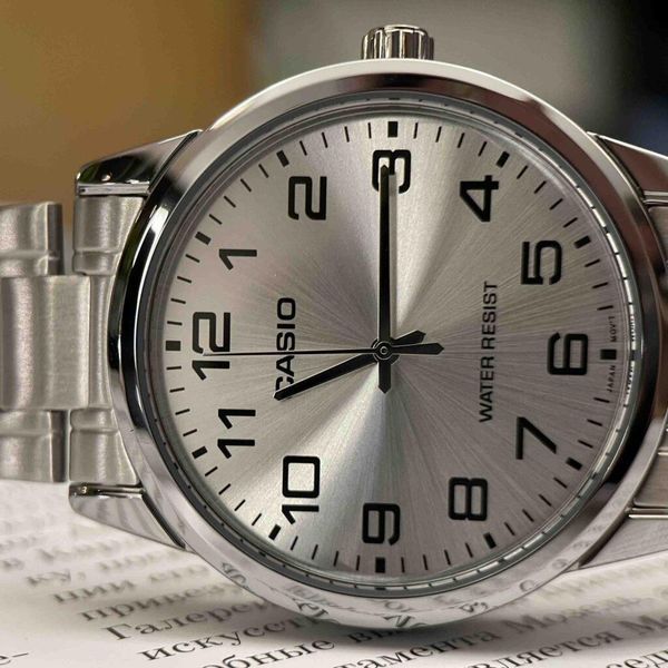 Мужские часы CASIO MTP-V001D-7BUDF серебристые с цифрами 104524148 фото