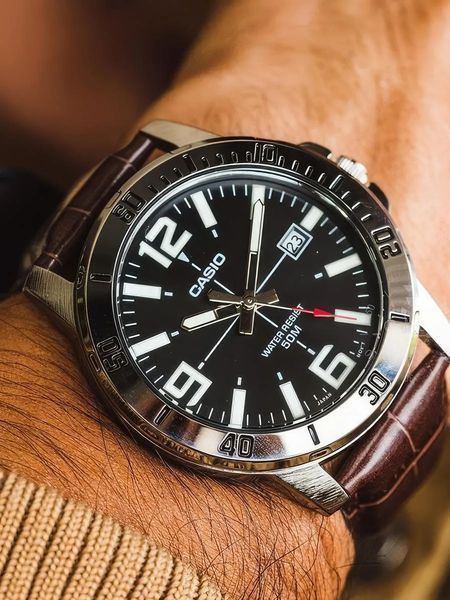 Чоловічий годинник CASIO MTP-VD01L-1BVUDF класичний з коричневим шкіряним ремінцем MTP-VD01L-1BVUDF фото