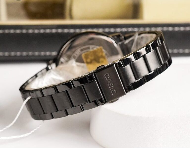 Чоловічий годинник CASIO MTP-E321B-1A Total Black класичний в чорному корпусі з хронографом MTP-E321B-1A фото