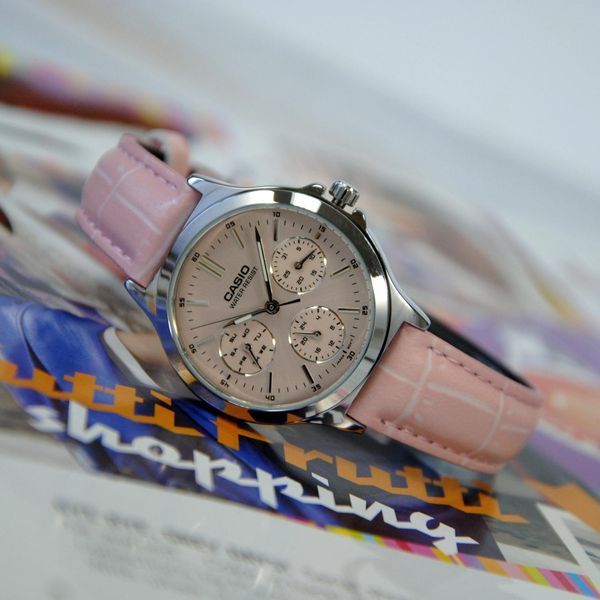Жіночий годинник CASIO LTP-V300L-4A з хронографом на шкіряному ремінці 113882107 фото