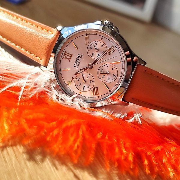 Женские часы CASIO LTP-V300L-7A2 с хронографом на кожаном ремешке 113882012 фото