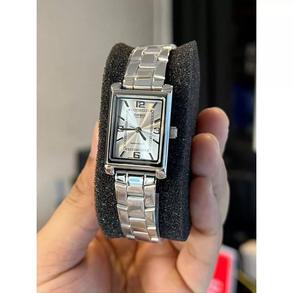 Жіночий годинник CASIO LTP-1234DD-7A прямокутний сріблястий з сріблястий циферблатом та цифрами 104814040 фото