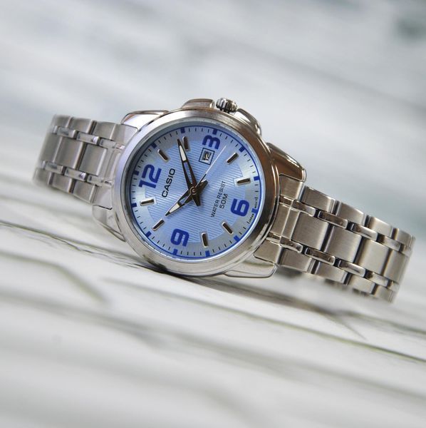 Женские часы Casio LTP-1314D-2AVDF серебристые с голубым циферблатом и цифрами LTP-1314D-2AVDF фото