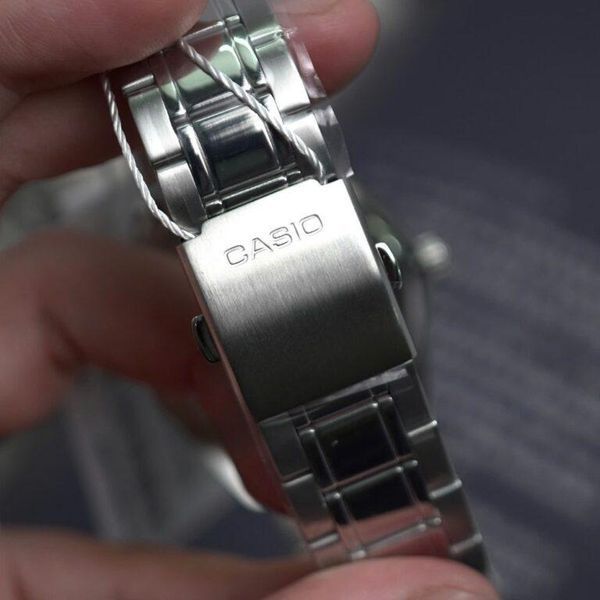 Чоловічий годинник Casio MTP-B180D-1A2 сріблястий з чорним циферблатом та датою WR 50 M 114902166 фото