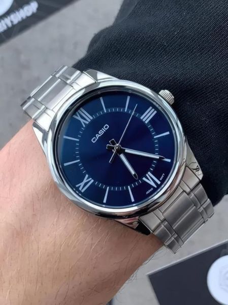 Чоловічий годинник CASIO MTP-V005D-2B сріблясті з синім циферблатом та римськими цифрами 104524174 фото
