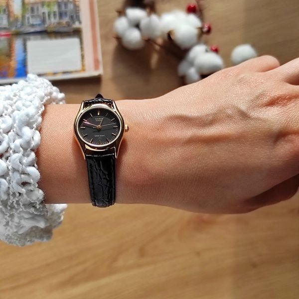 Женские часы Casio LTP-1094Q-1A золотистые с черным циферблатом и кожаным ремешком 113882449 фото