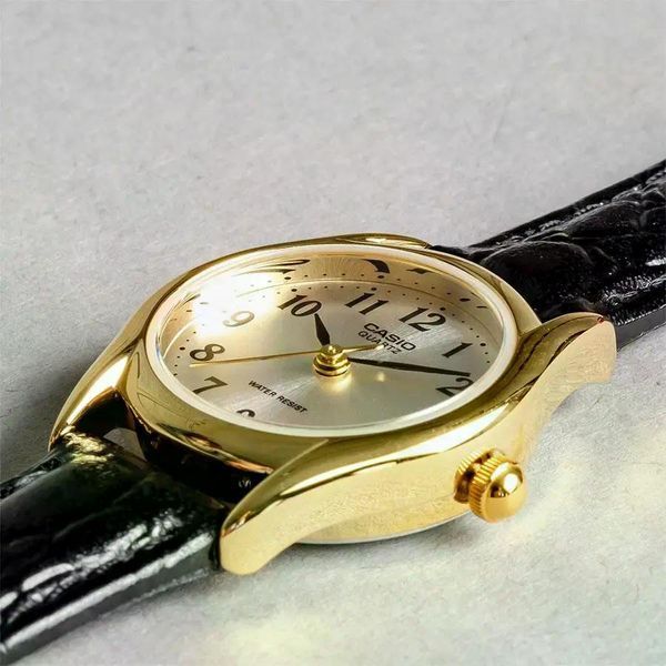 Женские часы Casio LTP-1094Q-7B2 золотистые с цифрами на кожаном ремешке 113882990 фото