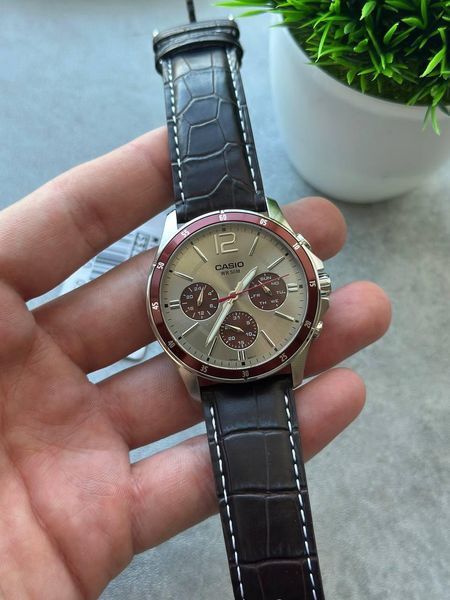 Мужские часы CASIO MTP-1374L-7A1 с хронографом и красным циферблатом на кожаном ремешке 107889630 фото