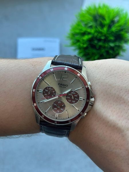 Мужские часы CASIO MTP-1374L-7A1 с хронографом и красным циферблатом на кожаном ремешке 107889630 фото