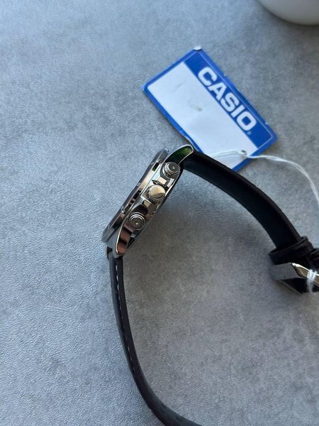 Мужские часы CASIO MTP-1374L-7A1 с хронографом и красным циферблатом на кожаном ремешке 107889630 фото