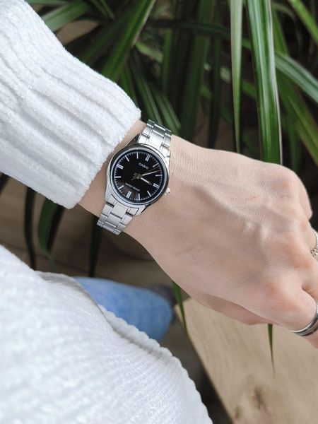 Женские часы CASIO LTP-V005D-1AUDF серебристые с черным циферблатом LTP-V005D-1AUDF фото