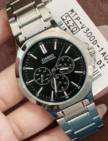 Чоловічий годинник CASIO MTP-V300D-1A класичний сріблястий з хронографом MTP-V300D-1A фото