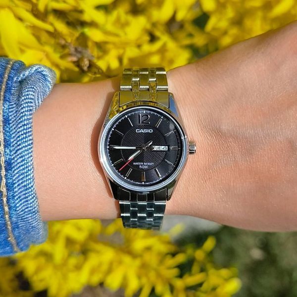 Женские часы CASIO LTP-1335D-1AVDF серебристые с черным циферблатом 105217507 фото