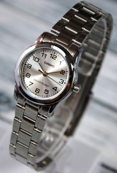 Женские часы CASIO LTP-V001D-7B серебристые с серебристым циферблатом и цифрами 104853695 фото