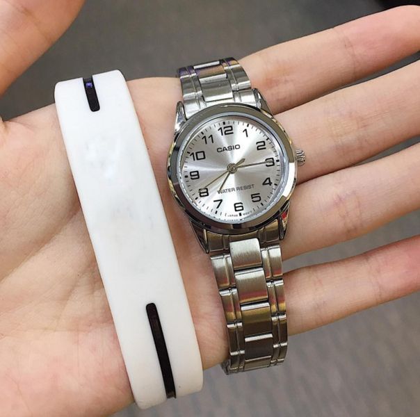 Женские часы CASIO LTP-V001D-7B серебристые с серебристым циферблатом и цифрами 104853695 фото