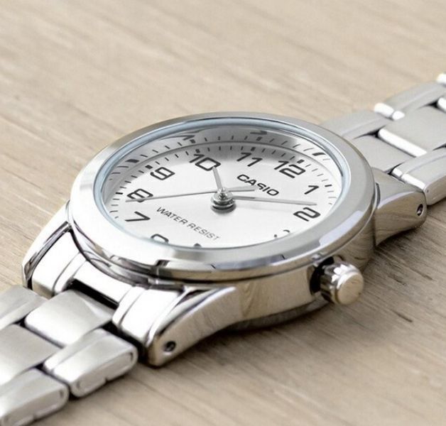 Женские часы CASIO LTP-V001D-7B серебристые с серебристым циферблатом и цифрами 104853695 фото
