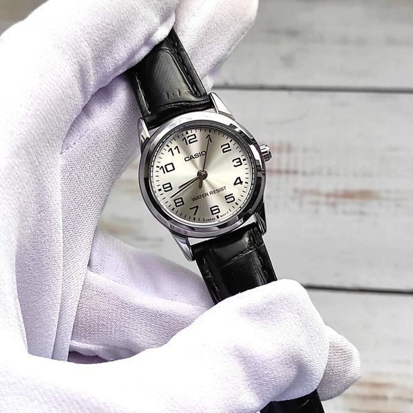 Женские часы CASIO LTP-V001L-7BUDF серебристые с серебристым циферблатом на кожаном ремешке LTP-V001L-7BUDF фото