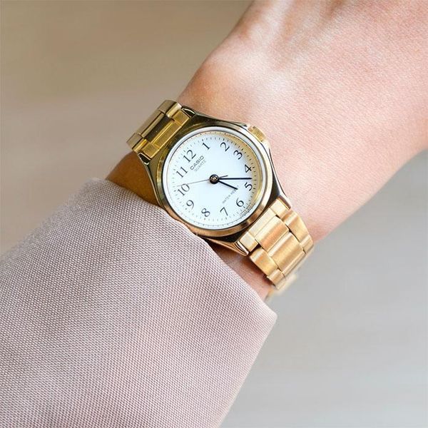 Женские часы CASIO LTP-1130N-7B золотистые с белым циферблатом и цифрами 113882532 фото