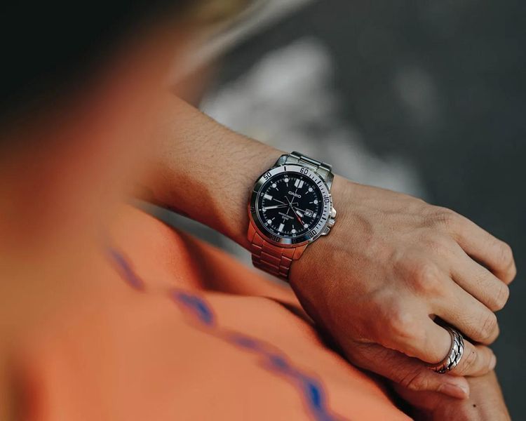 Чоловічий годинник CASIO MTP-VD01D-1EVUDF сріблясті масивні wr 50 m з чорним циферблатом 104643131 фото