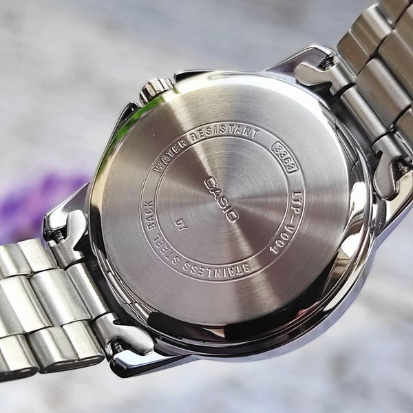 Жіночий годинник CASIO LTP-V004D-1B сріблястий з чорним циферблатом та цифрами LTP-V004D-1B фото