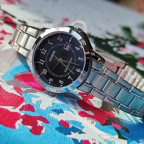 Жіночий годинник CASIO LTP-V004D-1B сріблястий з чорним циферблатом та цифрами LTP-V004D-1B фото