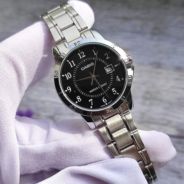 Жіночий годинник CASIO LTP-V004D-1B сріблястий з чорним циферблатом та цифрами LTP-V004D-1B фото