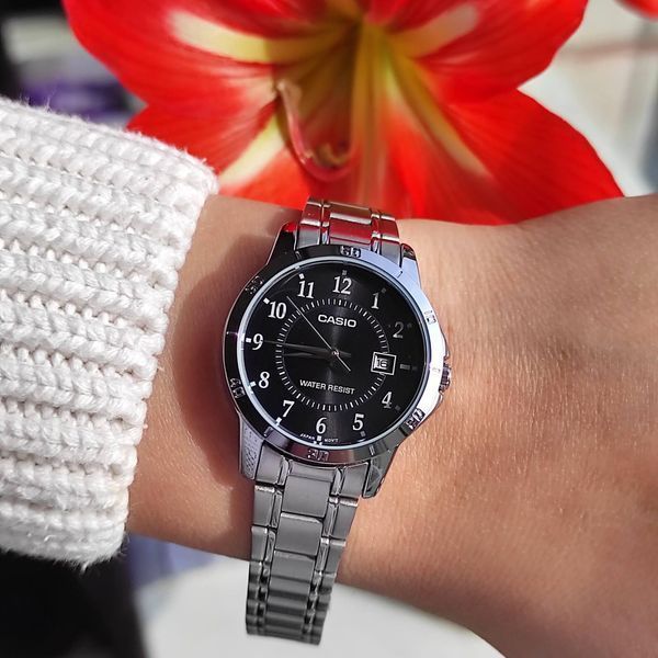 Жіночий годинник CASIO LTP-V004D-1B сріблястий з чорним циферблатом та цифрами LTP-V004D-1B фото